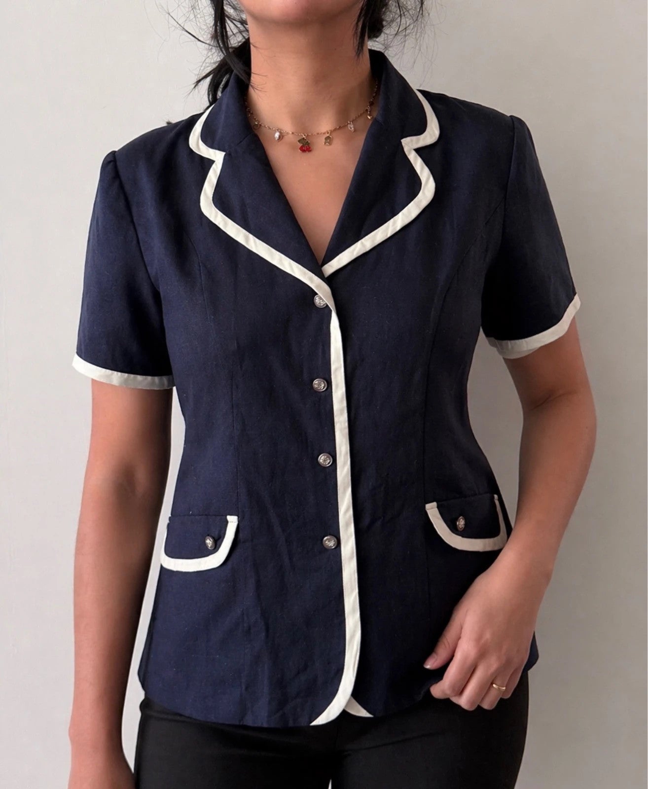 Chemise vintage années 80 épaulettes rétro chic bleu marine style old money