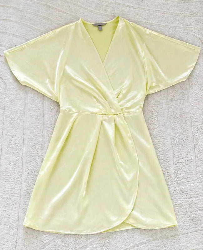 Robe satinée jaune citron / vert pastel – effet soie – coupe portefeuille