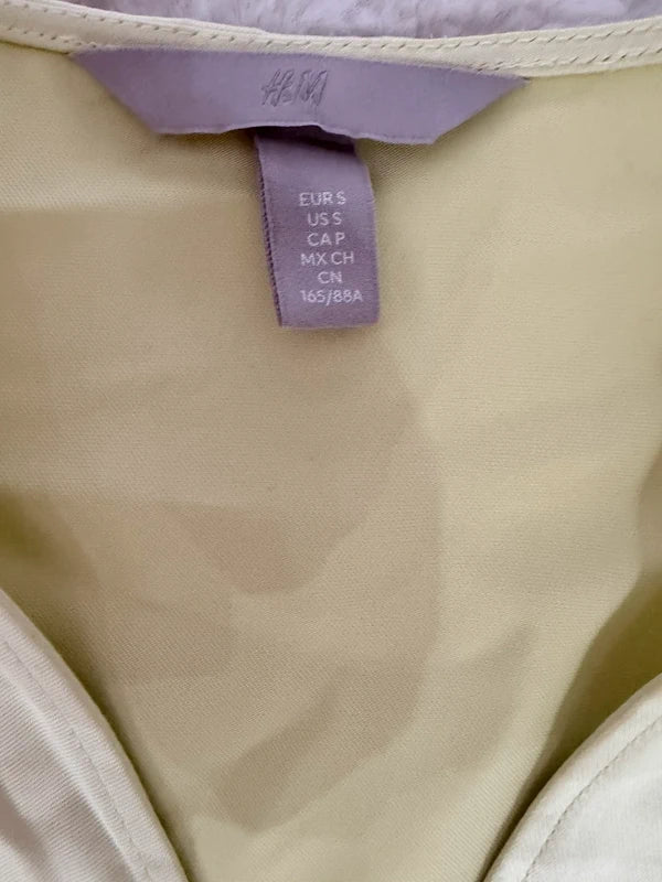 Robe satinée jaune citron / vert pastel – effet soie – coupe portefeuille