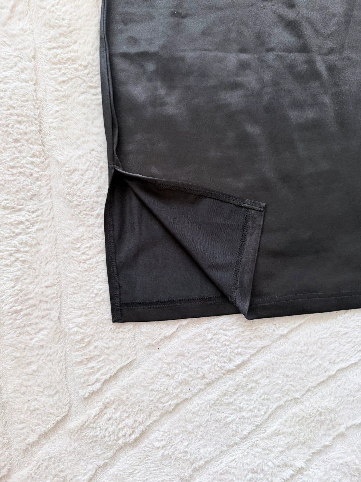 Robe noire brillante satinée moulante – effet chic soirée – taille M
