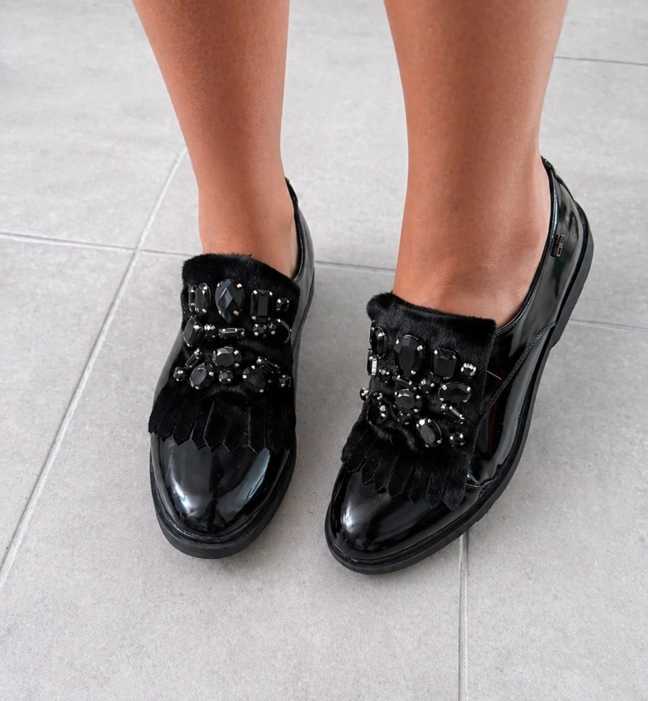 Mocassins noirs vernis à strass avec fourrure magnifique