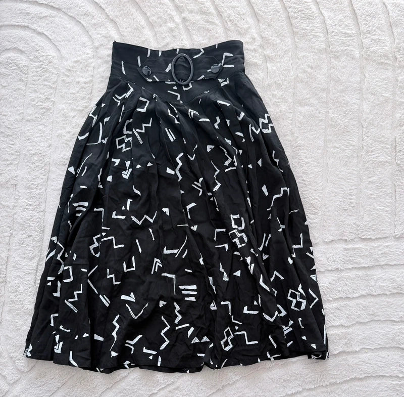 Jupe midi noire à motifs blancs avec ceinture – taille haute – style vintage chic