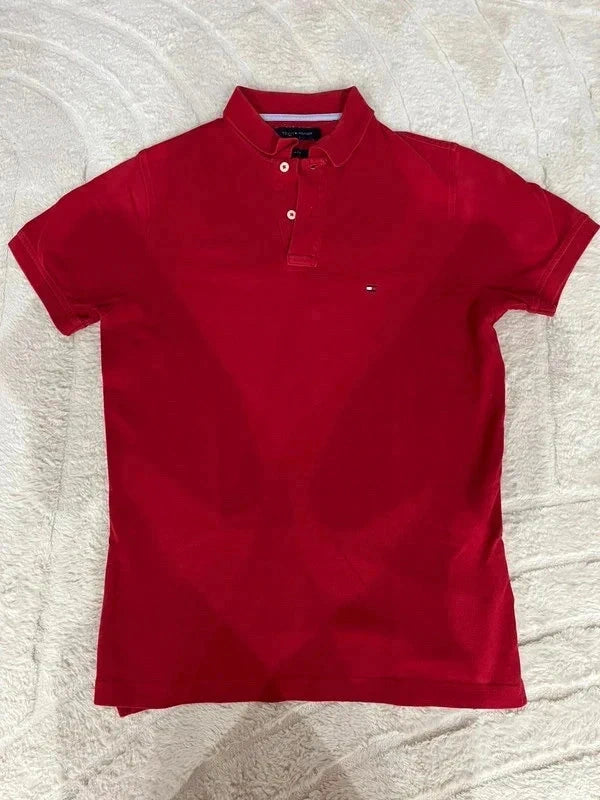 Polo Tommy Hilfiger rouge – Coupe ajustée – État impeccable