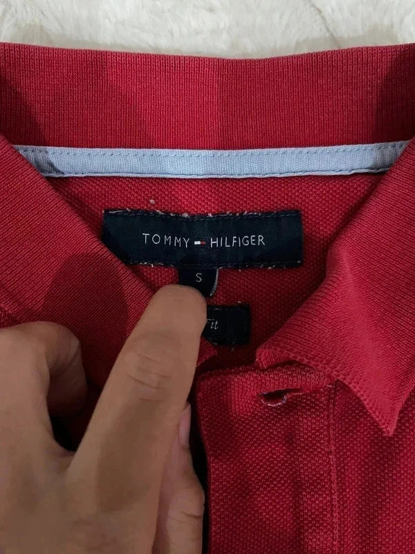 Polo Tommy Hilfiger rouge – Coupe ajustée – État impeccable
