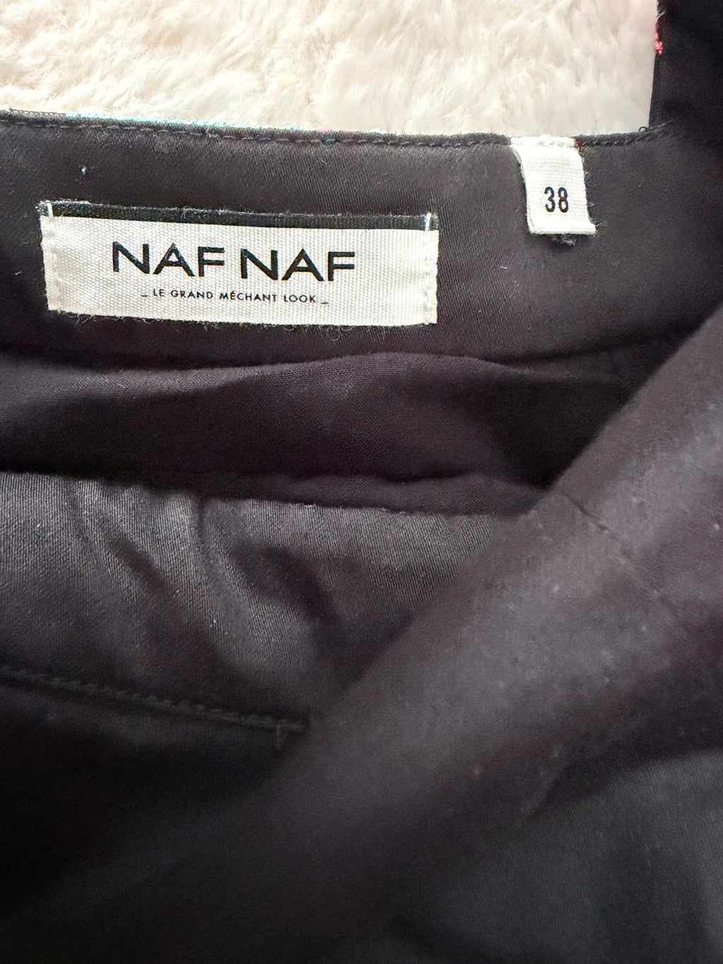 Robe bustier Naf Naf noire brodée fleurs – coupe patineuse élégante