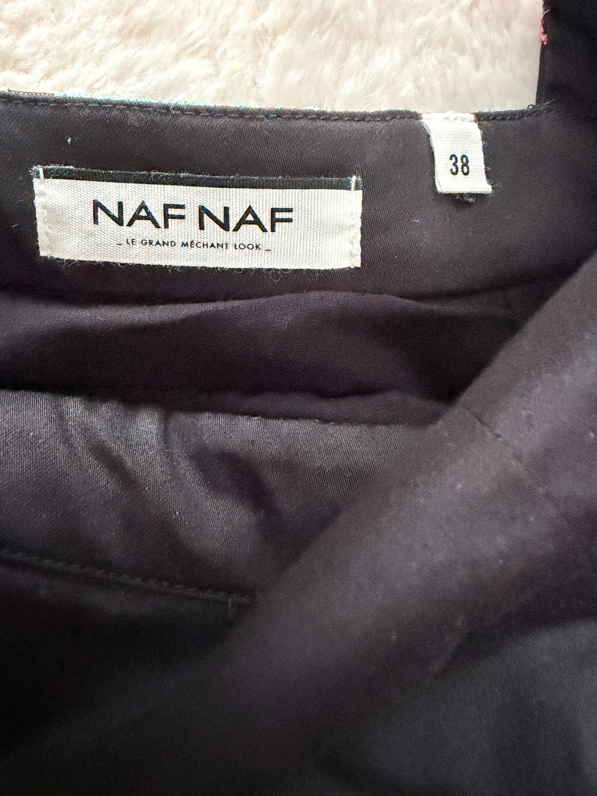 Robe bustier Naf Naf noire brodée fleurs – coupe patineuse élégante