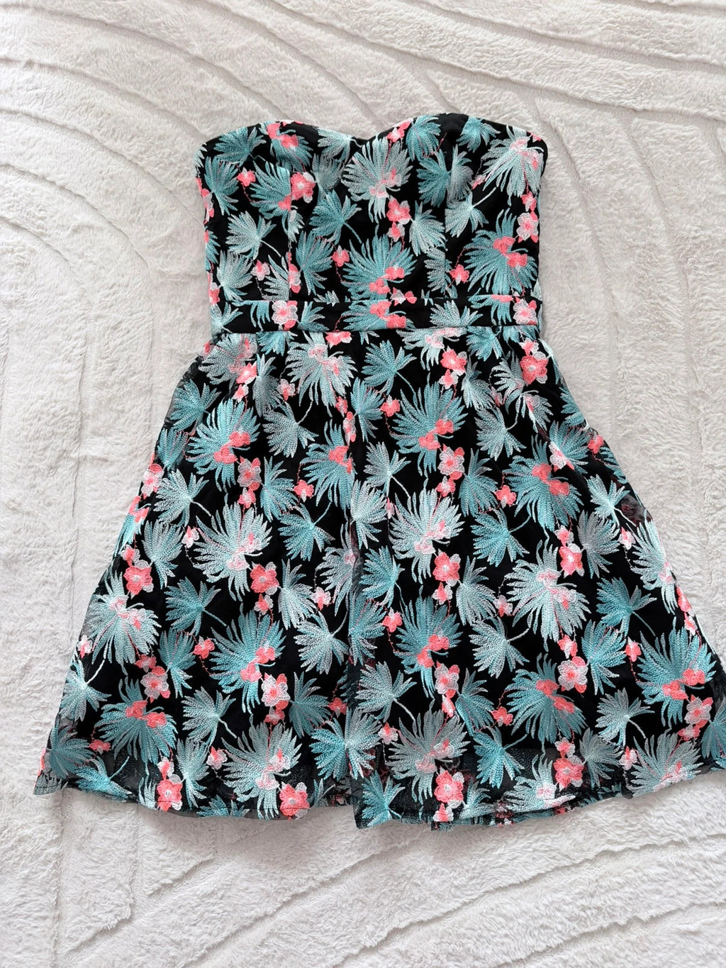 Robe bustier Naf Naf noire brodée fleurs – coupe patineuse élégante
