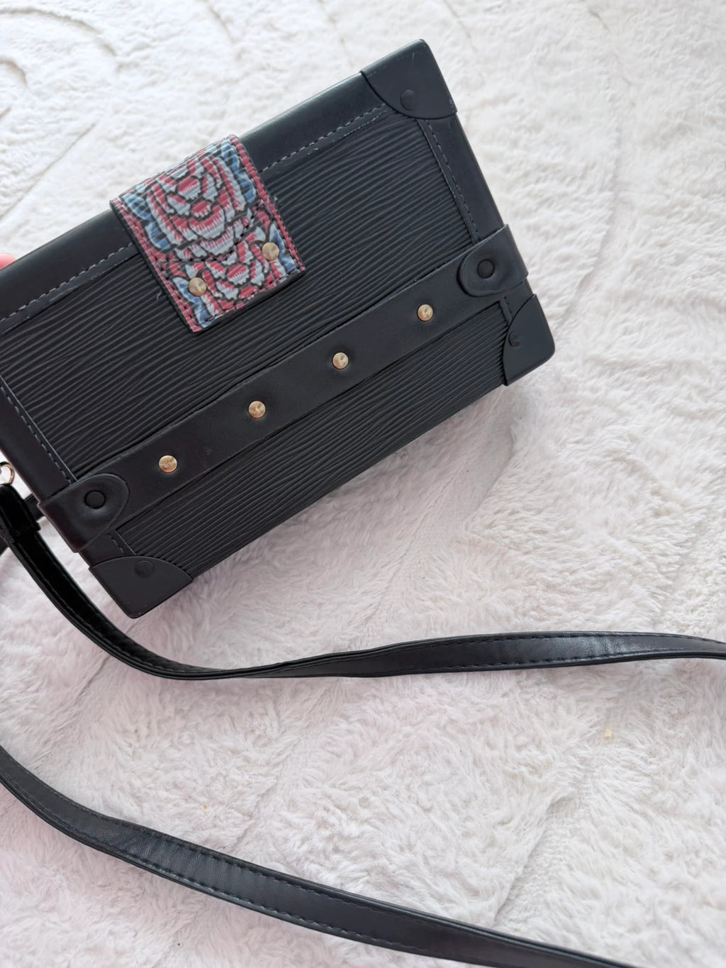 Sac bandoulière noir style coffre – détails dorés & motifs originaux