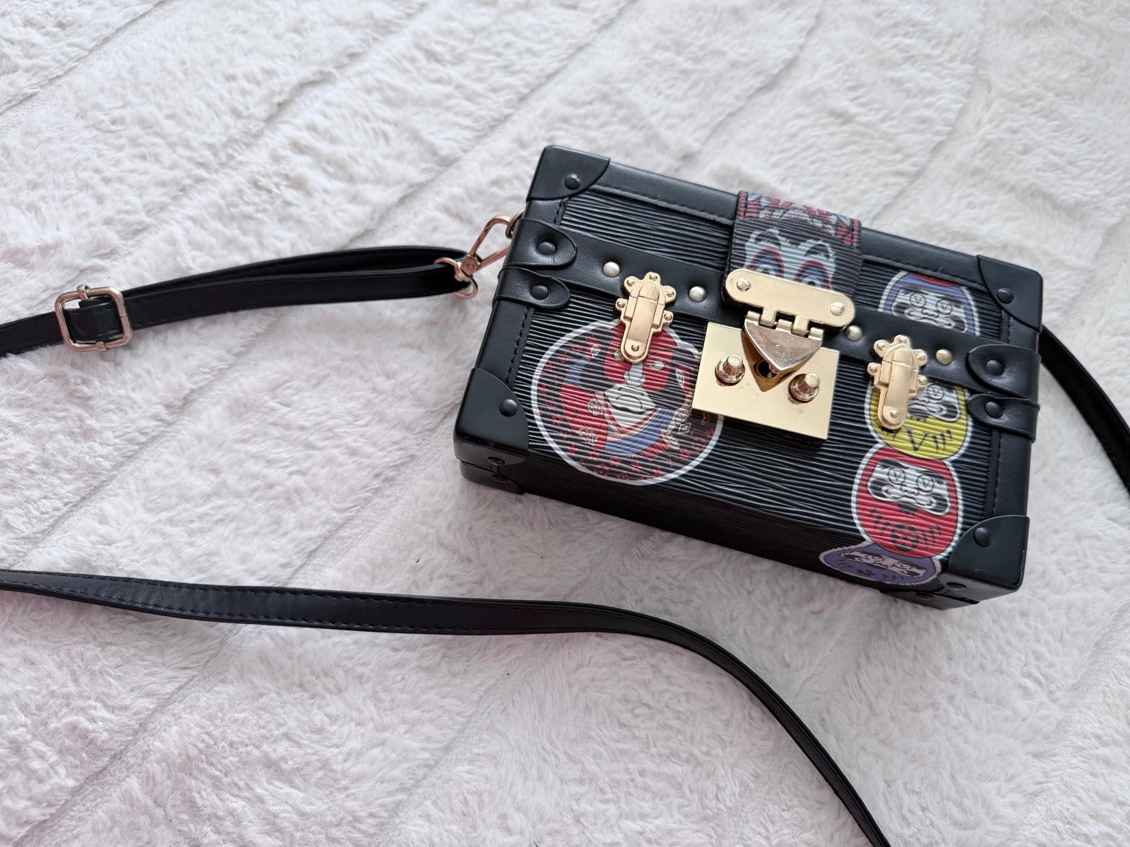 Sac bandoulière noir style coffre – détails dorés & motifs originaux