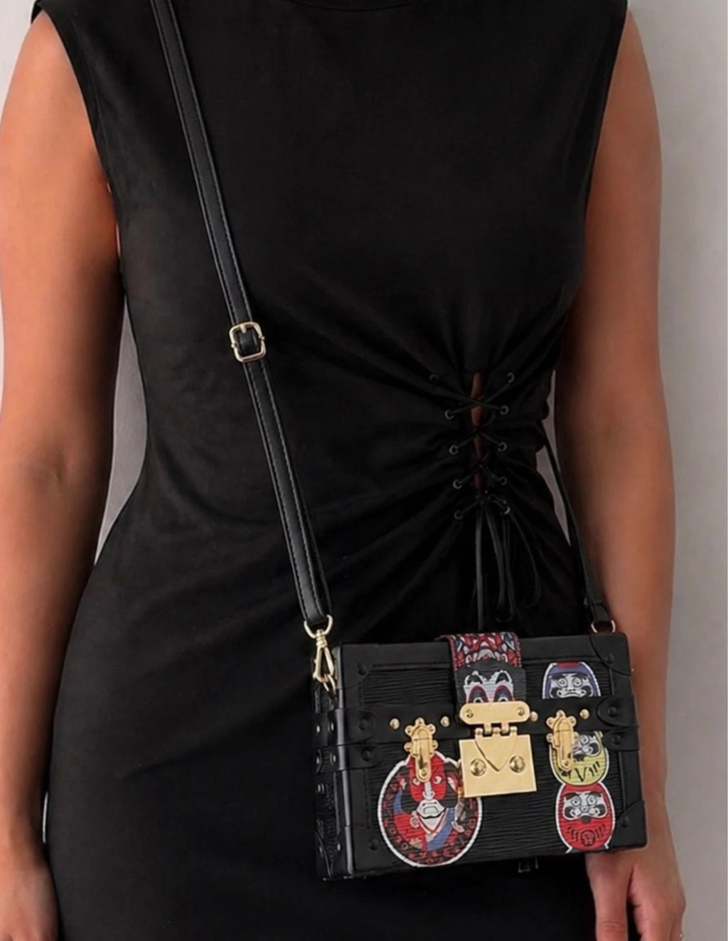 Sac bandoulière noir style coffre – détails dorés & motifs originaux