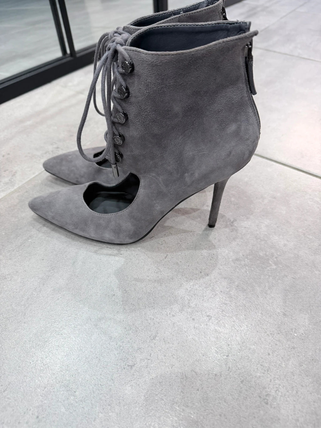 Bottines talons GUESS gris suédine – pointure 37 – élégantes &féminines