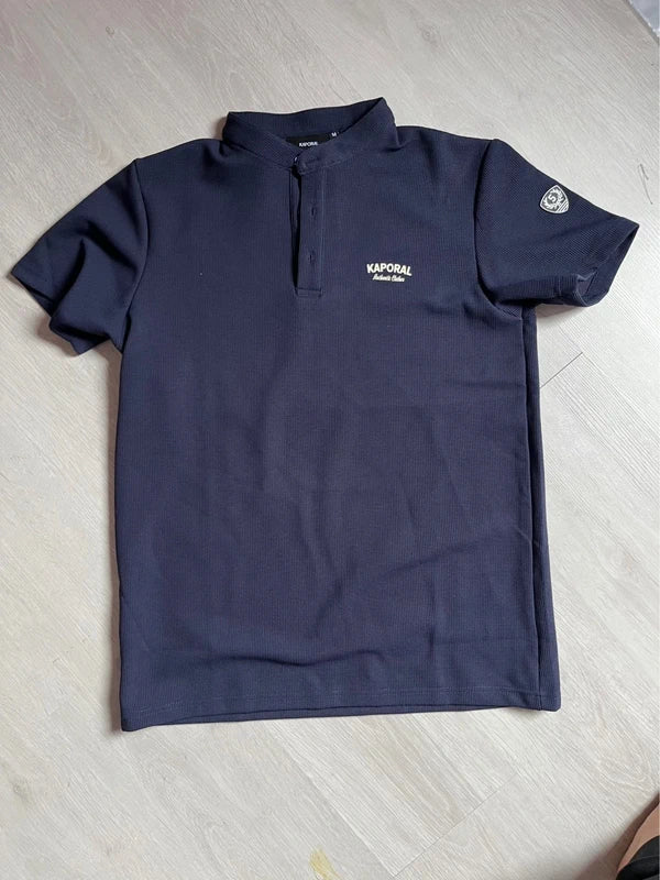 Polo Kaporal bleu marine – Coupe moderne – État impeccable