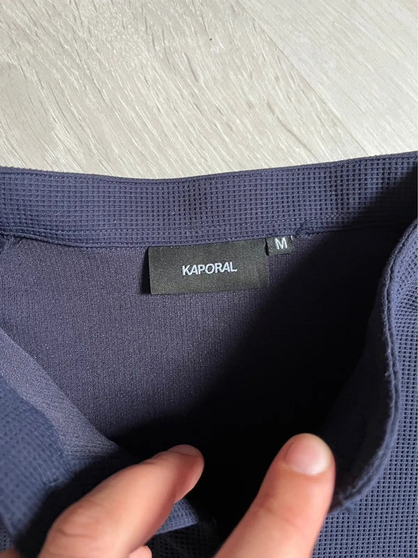 Polo Kaporal bleu marine – Coupe moderne – État impeccable