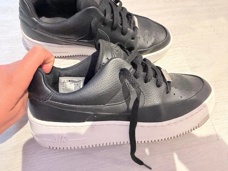 Nike Air Force 1 noires et blanches – T.40 canon