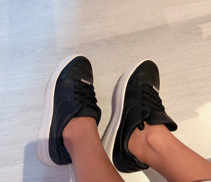 Nike Air Force 1 noires et blanches – T.40 canon