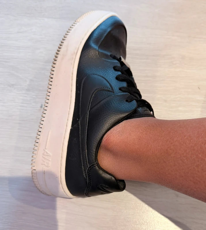 Nike Air Force 1 noires et blanches – T.40 canon