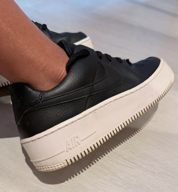 Nike Air Force 1 noires et blanches – T.40 canon