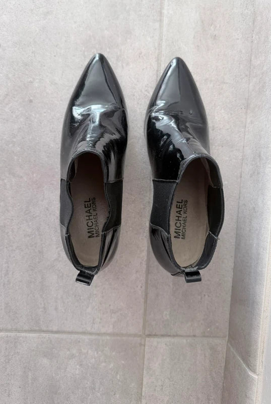 Bottines noires vernies à talon – élégantes & tendance