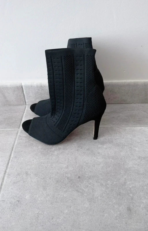 Bottines chaussettes noires à talons – Peep toe élégantes & tendance