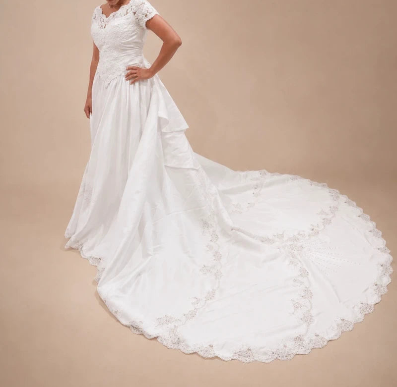 Robe de mariée princesse Complicité La Fête – Dentelle perlée & longue traîne taille S