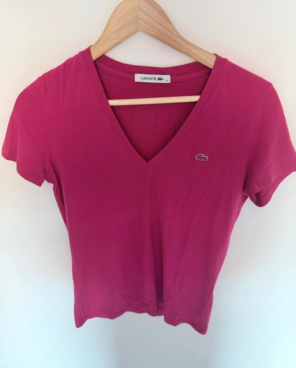 T-shirt Lacoste Femme Rose Fuchsia Col V – Taille 36 – 100% Coton