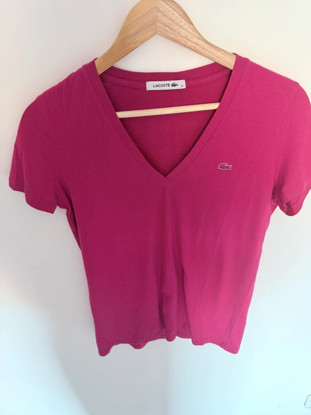 T-shirt Lacoste Femme Rose Fuchsia Col V – Taille 36 – 100% Coton