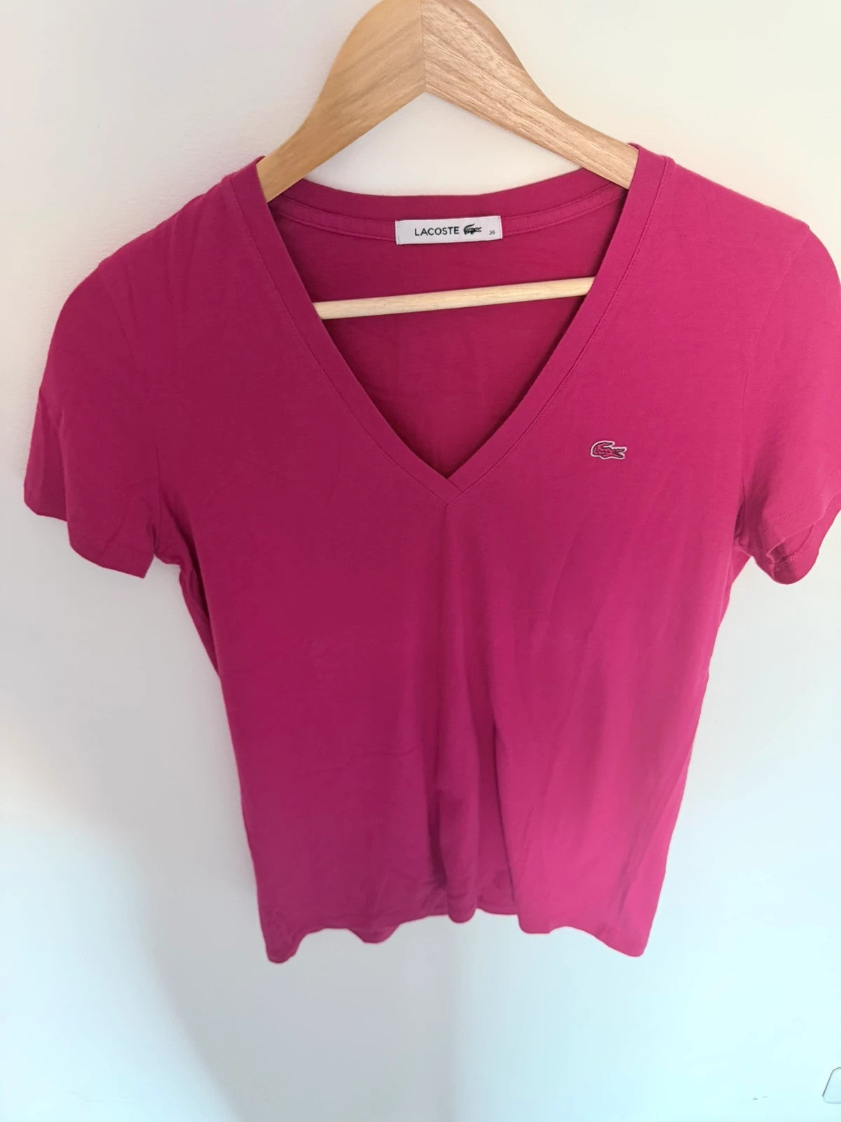 T-shirt Lacoste Femme Rose Fuchsia Col V – Taille 36 – 100% Coton