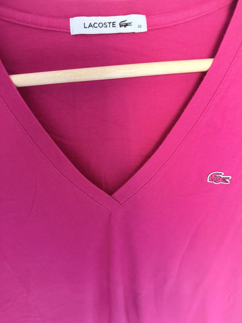 T-shirt Lacoste Femme Rose Fuchsia Col V – Taille 36 – 100% Coton