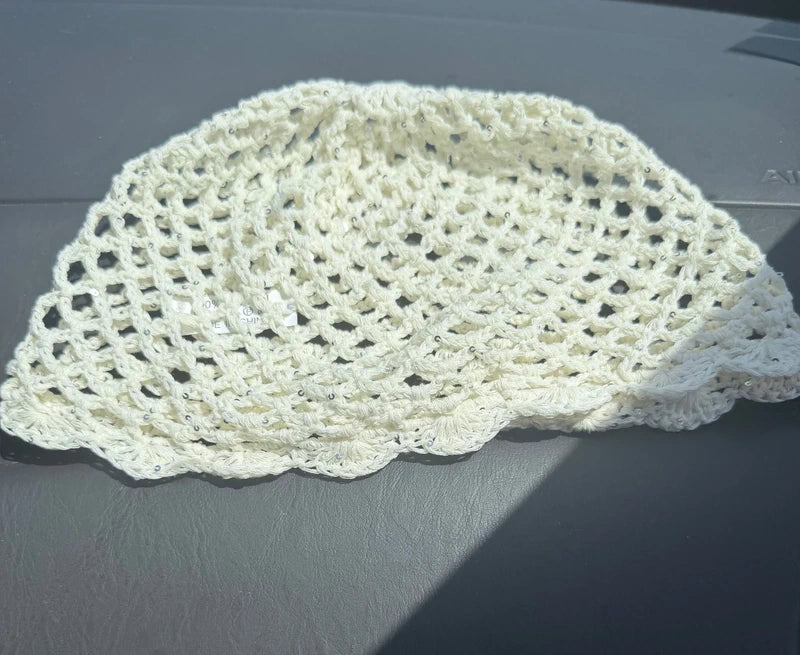 Bonnet crochet ajouré en coton écru à sequins – Style bohème / Y2K