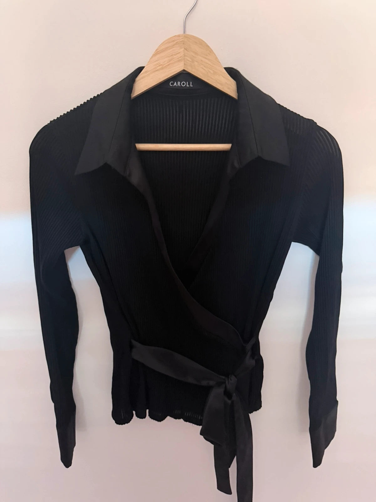 Haut cache-cœur Caroll noir – Taille S/M – Maille côtelée chic