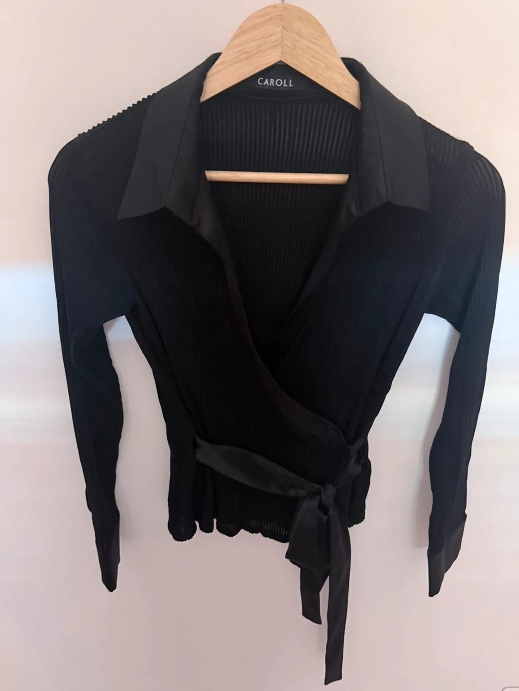 Haut cache-cœur Caroll noir – Taille S/M – Maille côtelée chic