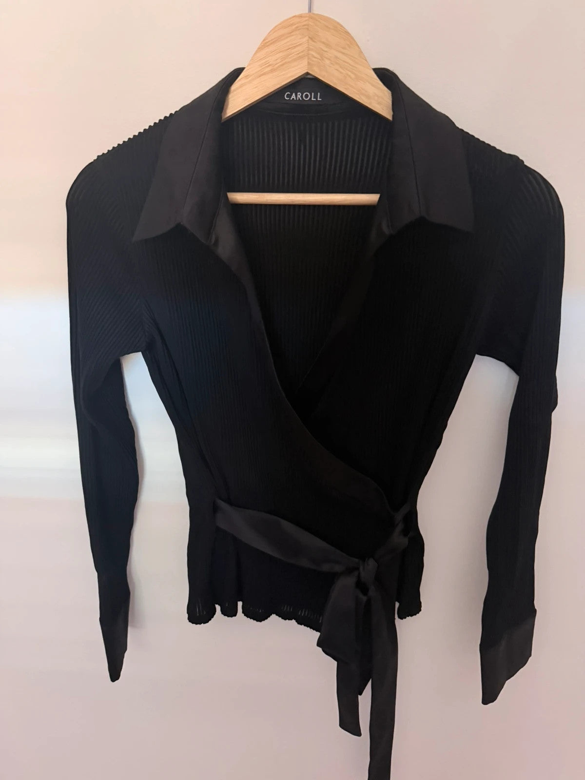 Haut cache-cœur Caroll noir – Taille S/M – Maille côtelée chic