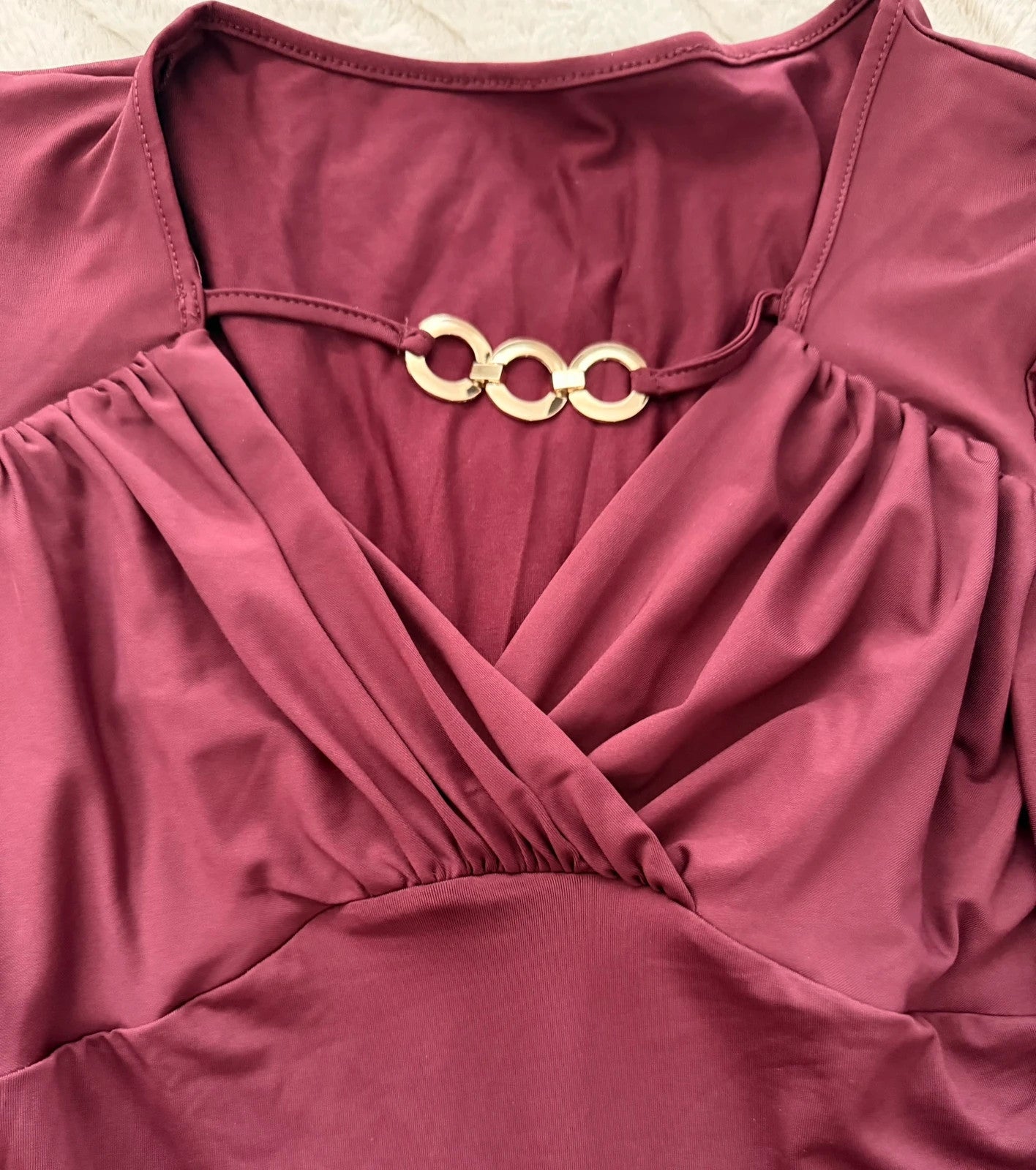 Robe bordeaux satinée moulante – détails dorés chic – taille M