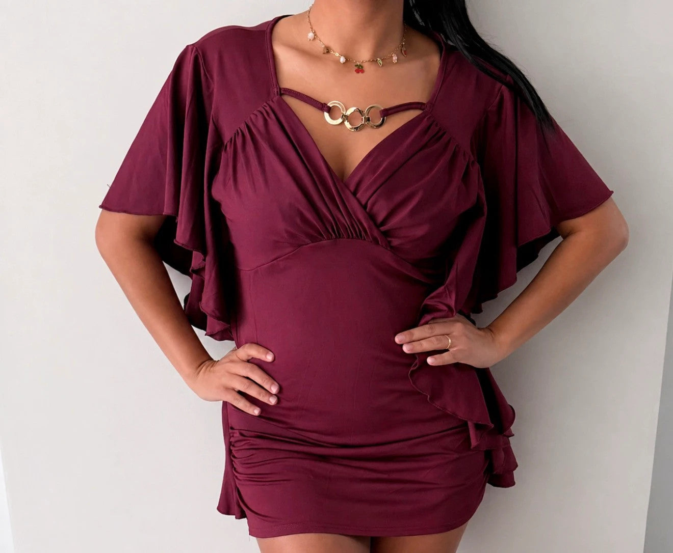 Robe bordeaux satinée moulante – détails dorés chic – taille M