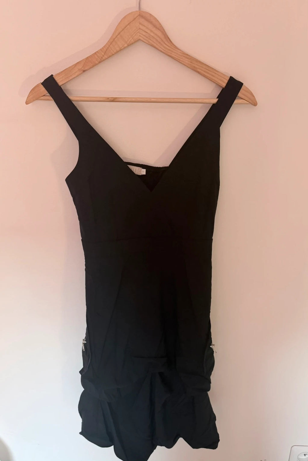 Robe noire RIU taille 36 avec poches zippées – style chic et original