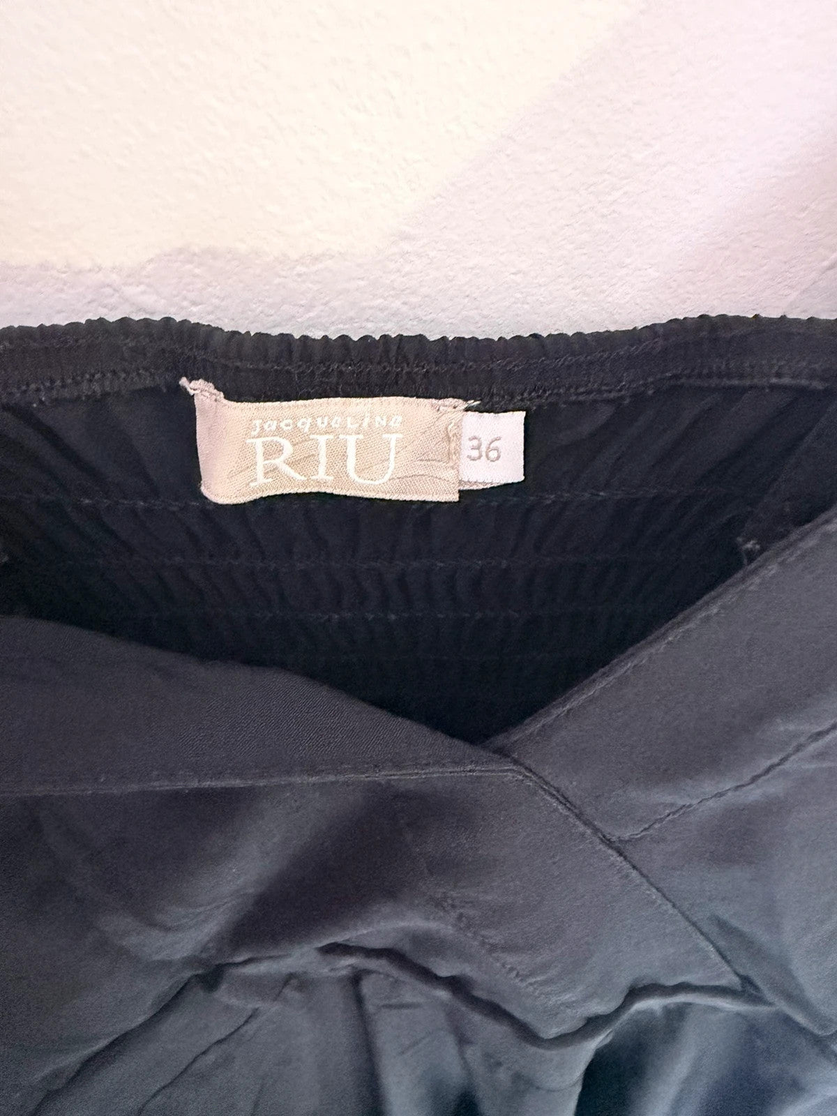 Robe noire RIU taille 36 avec poches zippées – style chic et original