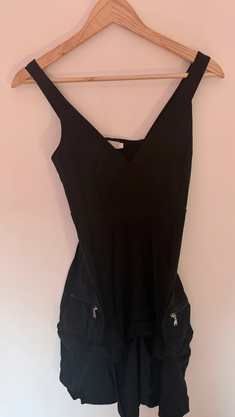 Robe noire RIU taille 36 avec poches zippées – style chic et original