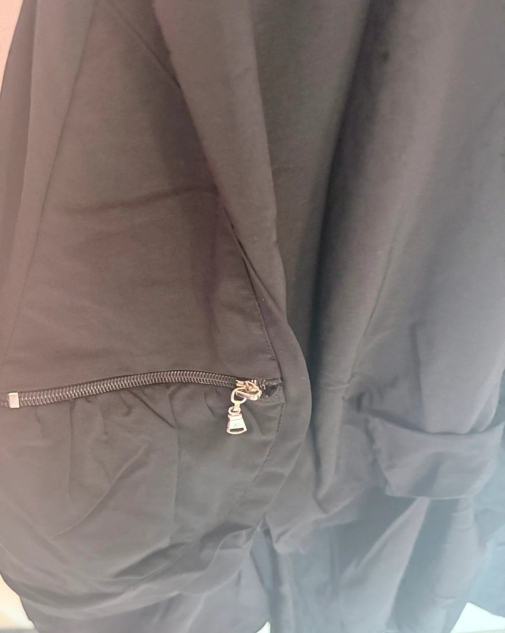 Robe noire RIU taille 36 avec poches zippées – style chic et original