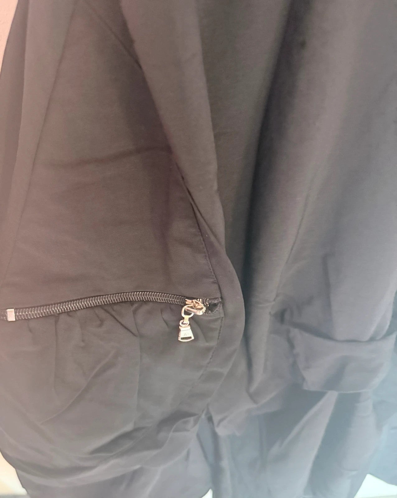Robe noire RIU taille 36 avec poches zippées – style chic et original