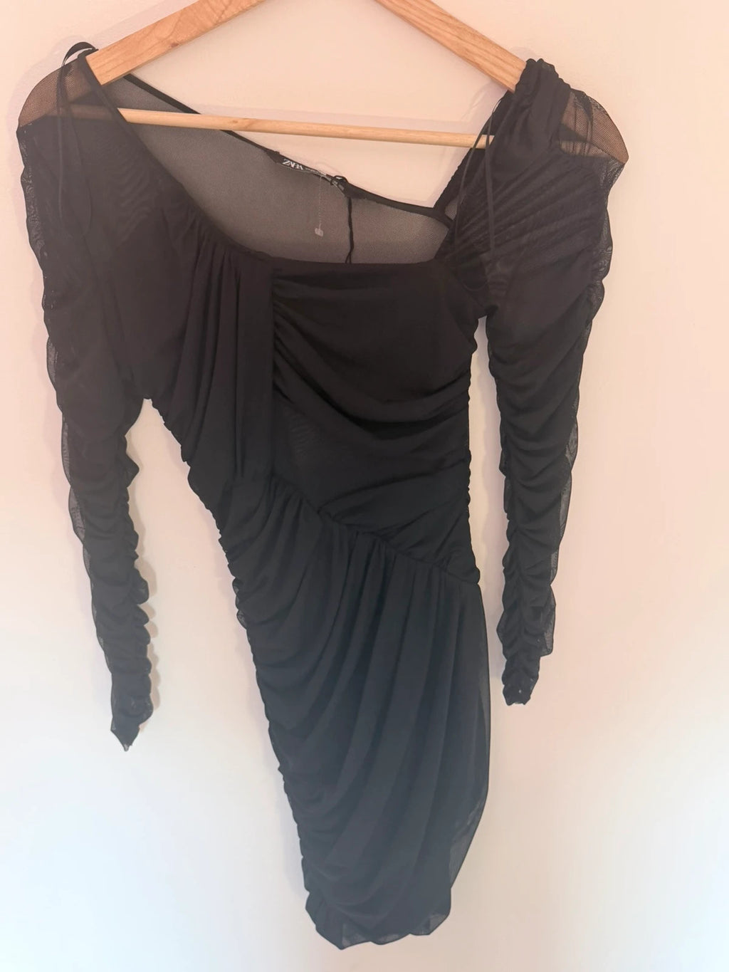Robe noire drapée Zara avec manches en tulle – Taille XS