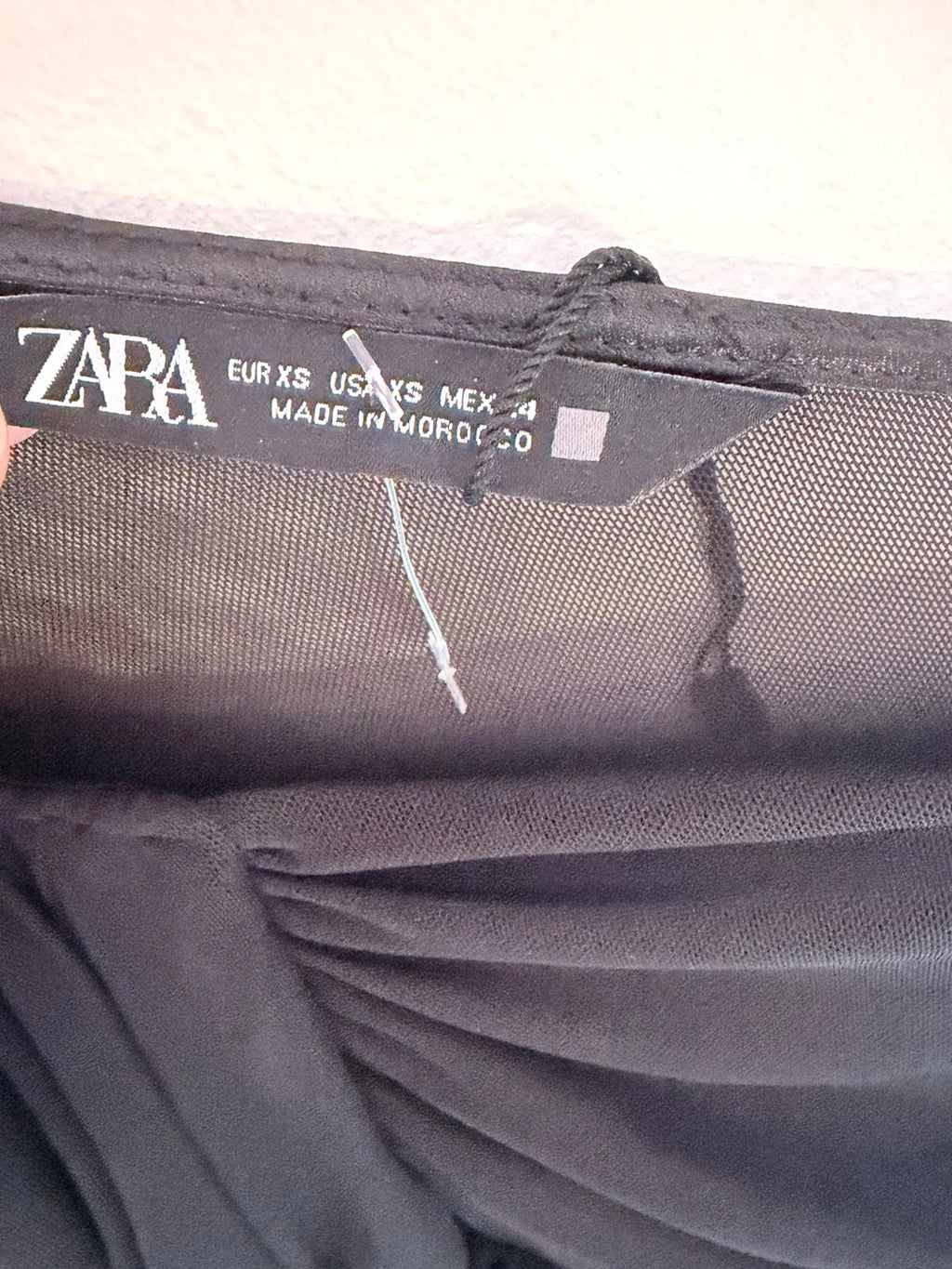 Robe noire drapée Zara avec manches en tulle – Taille XS