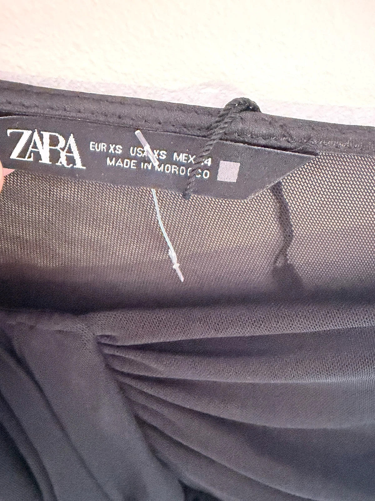 Robe noire drapée Zara avec manches en tulle – Taille XS