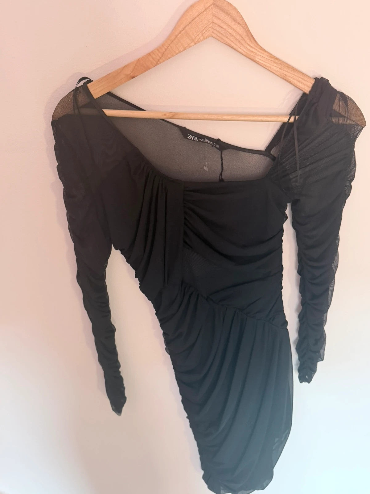 Robe noire drapée Zara avec manches en tulle – Taille XS