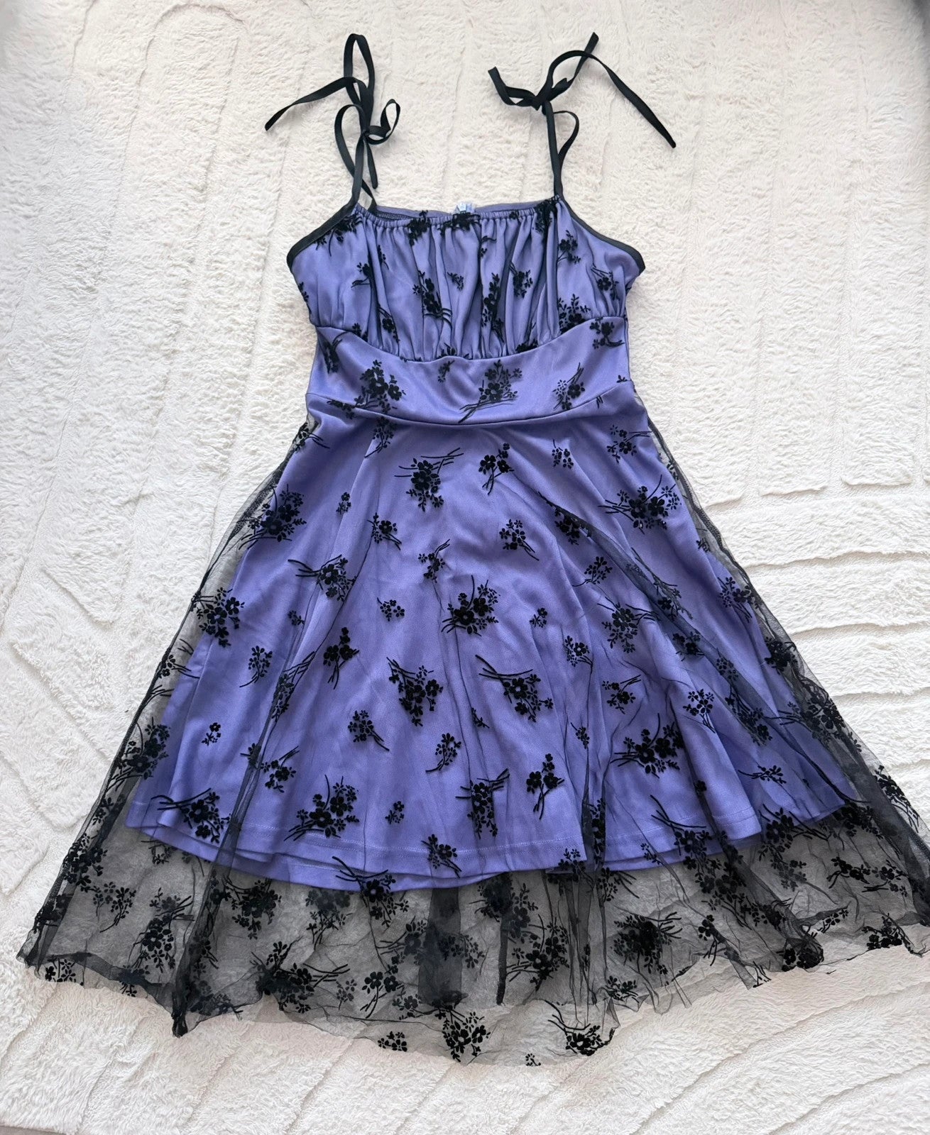 Robe violette à fleurs noires et tulle