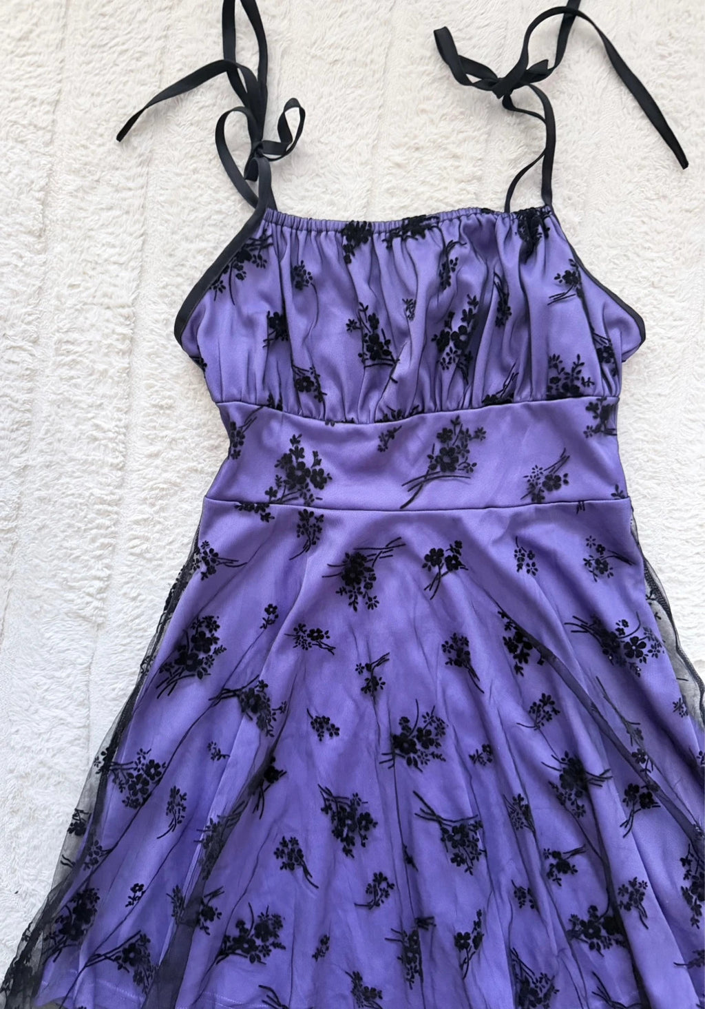 Robe violette à fleurs noires et tulle