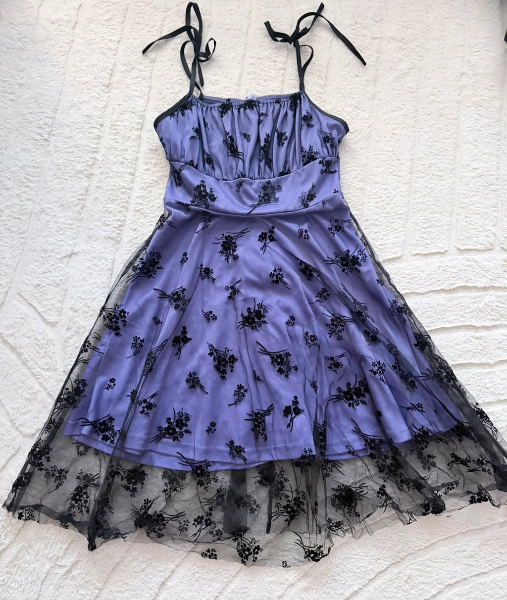 Robe violette à fleurs noires et tulle
