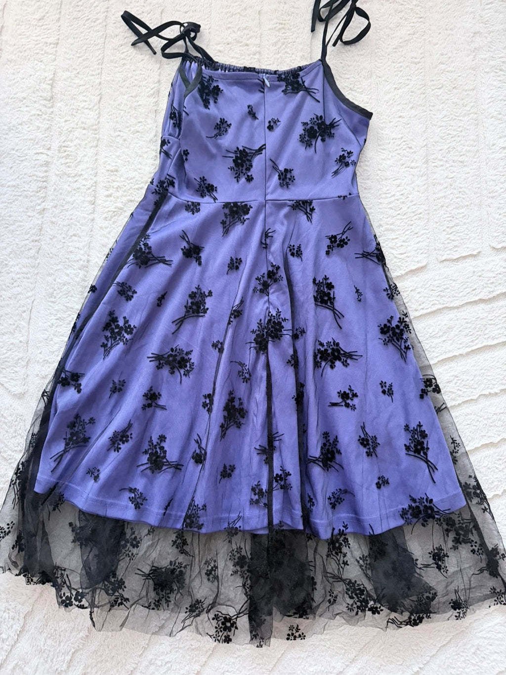 Robe violette à fleurs noires et tulle