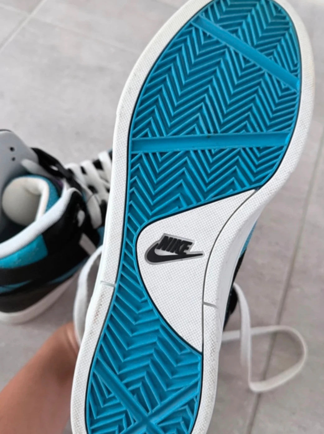 Baskets Nike montantes noir et bleu turquoise – Taille 42,5 – Très bon état