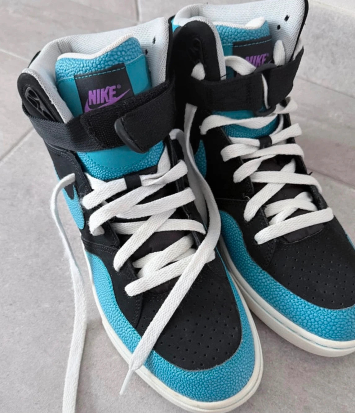 Baskets Nike montantes noir et bleu turquoise – Taille 42,5 – Très bon état
