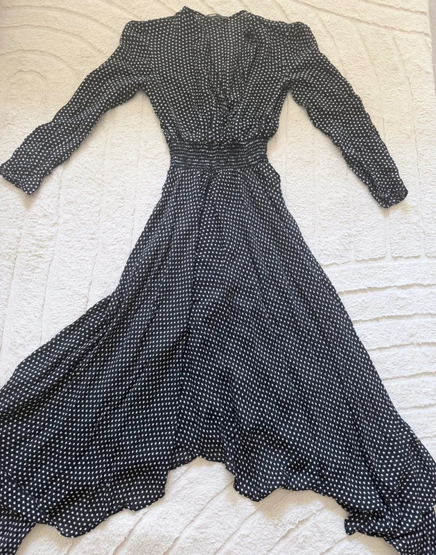 Robe longue asymétrique Maje noire à pois blancs – Taille 36 – Élégante et fluide